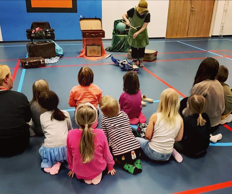 "Kaiken maailman nukkeja" tuokio