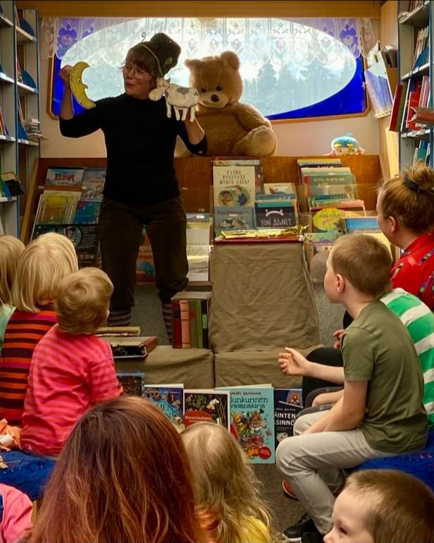 Sanataidepaja kirjastoautossa